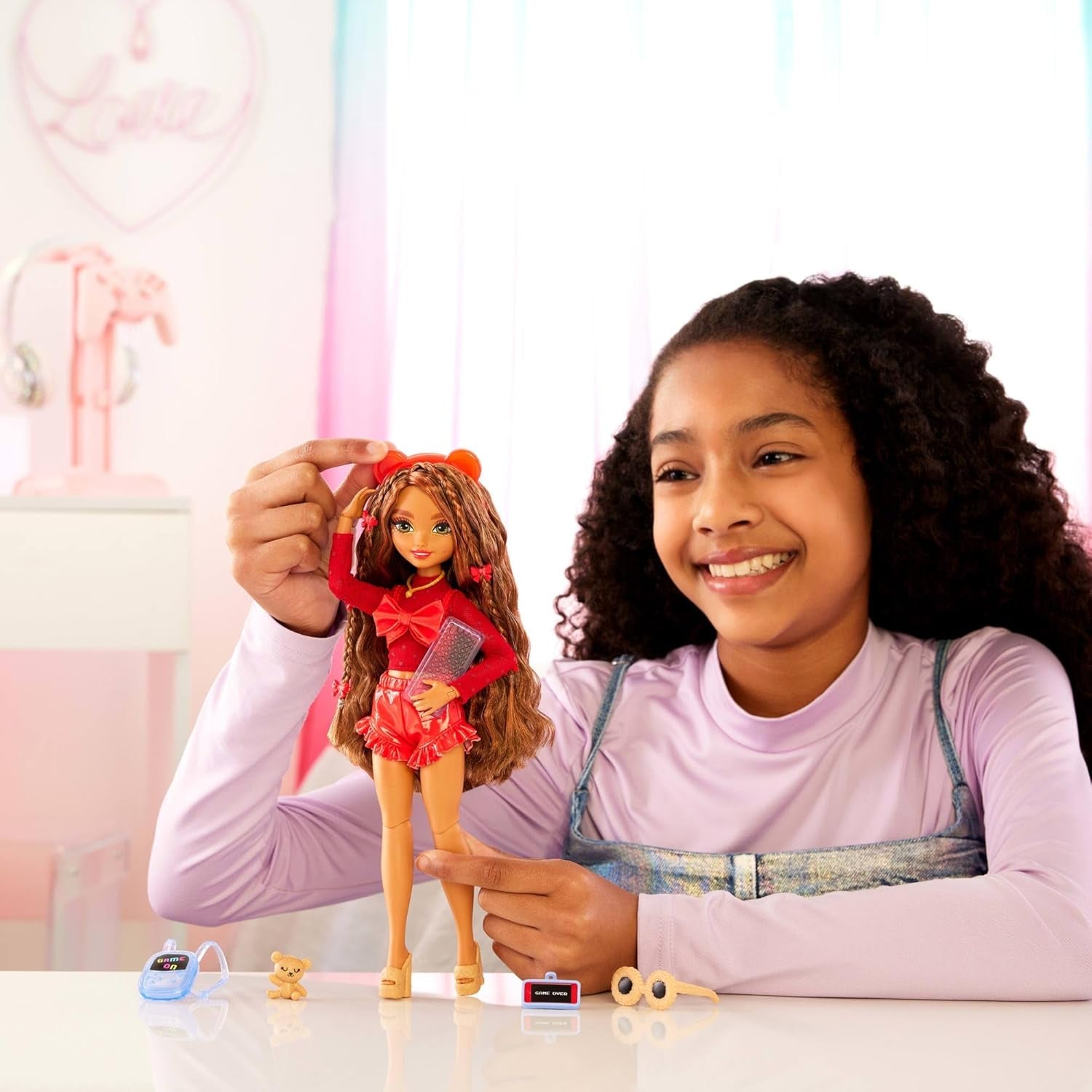 Barbie Dream Besties-Puppe und Zubehör, bewegliche Teresa-Modepuppe mit braunem Haar und Haarspangen, 10-teiliges Videospiel-Thema, HYC23 Naty Shop-Puppen