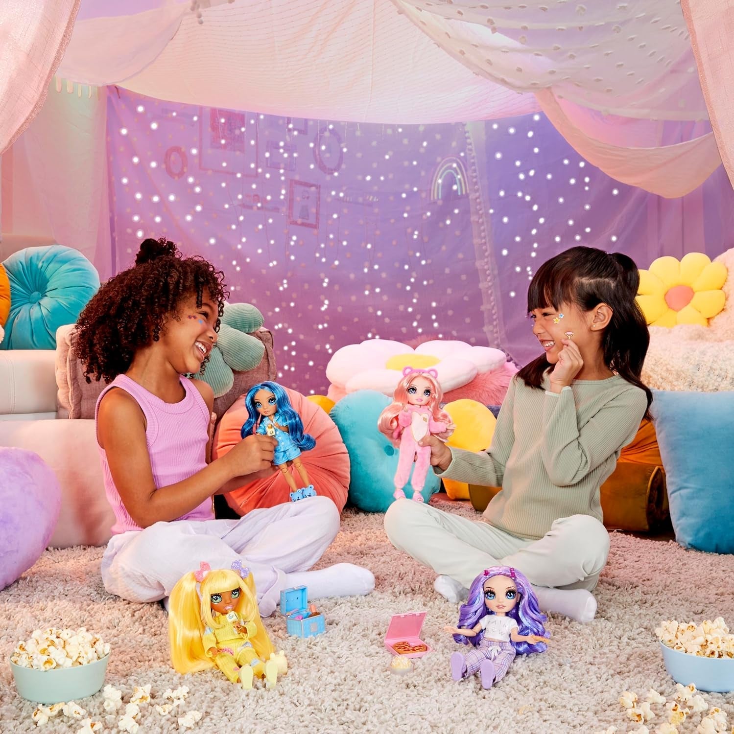 Rainbow High Junior High PJ Partypuppe – Violett – 22 cm mit weichem Overall, Hausschuhen und Spielzubehör – Kinderspielzeug – Ideal für 4–12 Jahre