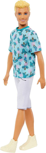 Barbie Ken Fashionistas-Puppe – T-Shirt mit Kaktus- und Palmenmuster, weiße Shorts und Turnschuhe, perfekt für Abenteuer mit Freunden und Spaziergänge in der Stadt, für Kinder ab 3 Jahren, HJT10 Naty Shop Dolls