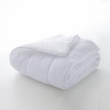 BÖHMEN | Steppdecke/ Bettfüllung 120 cm, Steppdecke 300 g/m², hypoallergene Füllung aus atmungsaktiven Anti-Milben-Fasern, extra weiche und antibakterielle Füllung, Maße 200 x 200 cm. Steppdecken und Steppdecken Naty Shop, weißes Bett 120 – 200 x 200 cm