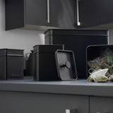 Salter BW12614EU7 Kuro-Aufbewahrungsbox-Set – 4 Küchenbehälter, Brot/Tee/Kaffee/Zucker, quadratische Organizer-Boxen, leicht zu reinigen, hält Lebensmittel frisch, schwarze Lebensmittel-Aufbewahrungsboxen, Naty Shop