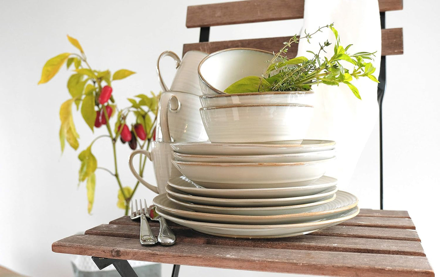 MÄSER 931371 Nottingham Vintage Series Tafelservice für 4 Personen, 8-teiliges Tafelservice, Speiseteller und Speiseteller, unregelmäßiger runder Retro-Look, Steingut, Beige