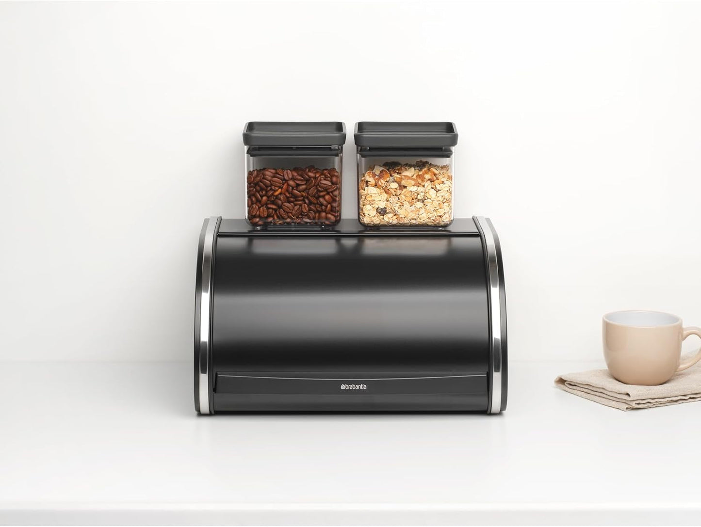 Brabantia Brötchen-Brotbox – Kompakte Aufsatz-Aufbewahrungsbox für Brot, Bagels und Brötchen mit flachem Deckel, robuster Stahl – mittelgroß – mattschwarz. Lebensmittel-Aufbewahrungsboxen Naty Shop
