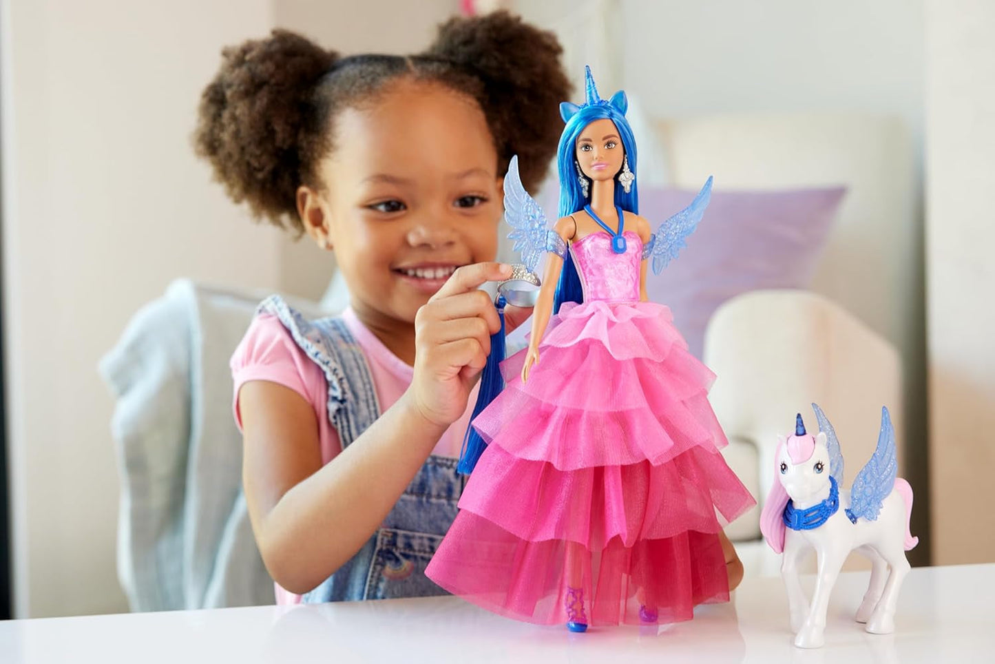 Barbie Hidden Magic – Einhorn-Puppe, rosa Kleid mit saphirblauen Details, Einhorn-Stirnband, abnehmbare Saphir-Flügel und Schwanz, ab 3 Jahren, HRR16