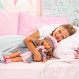 Bayer Design 94635AX Funktionspuppe Charlene mit verschlafenen Haaren und Augen, spricht und singt 90 Sätze, 2 Gedichte und 8 Lieder, 46 cm, Puppe mit mehreren Accessoires, 1,30 kg, Rosa, Grau