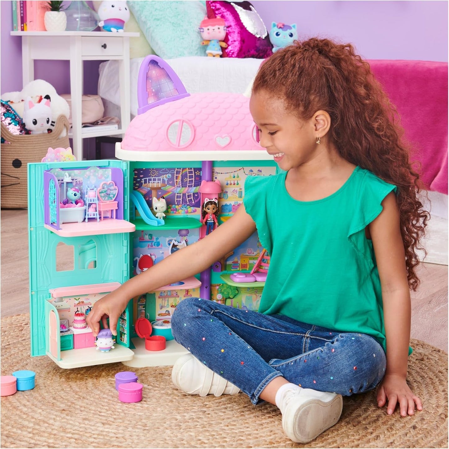 GABBY'S DREAMWORKS PUPPENHAUS – Deluxe-Zimmer, Cakey-Konditorei, Kuchi-Küche (rumänisch: Cakey), 3 Möbelstücke und 2 Überraschungsboxen mit Zubehör, geeignet für Kinder ab 3 Jahren