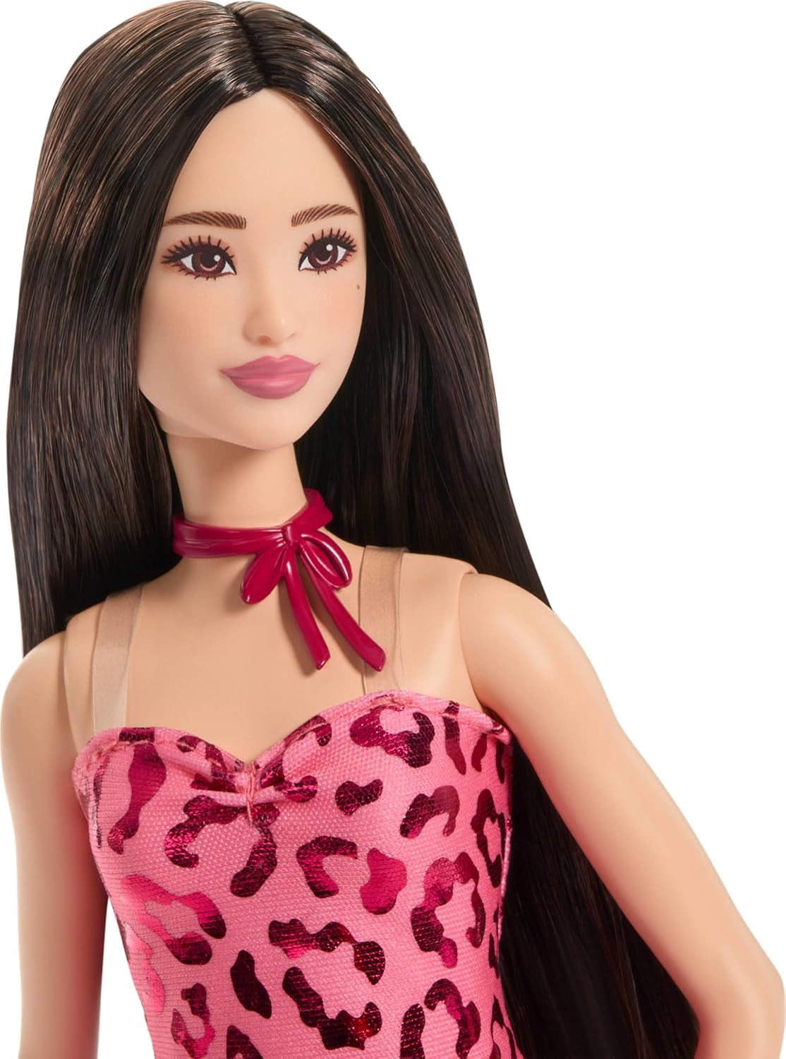 Barbie Fashionistas Puppe Nr. 246 in einem rosa trägerlosen Kleid mit Leopardenmuster, schwarzen Haaren und Accessoires wie einer Schleifenkette und Stiefeln, JJN59