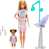 Barbie-Zahnarztpuppe, Modepuppe mit blonden Haaren, blauem Kleid und Laborkittel, 1 Kinderpuppe, Untersuchungszubehör und verschiedene Accessoires, JCR74