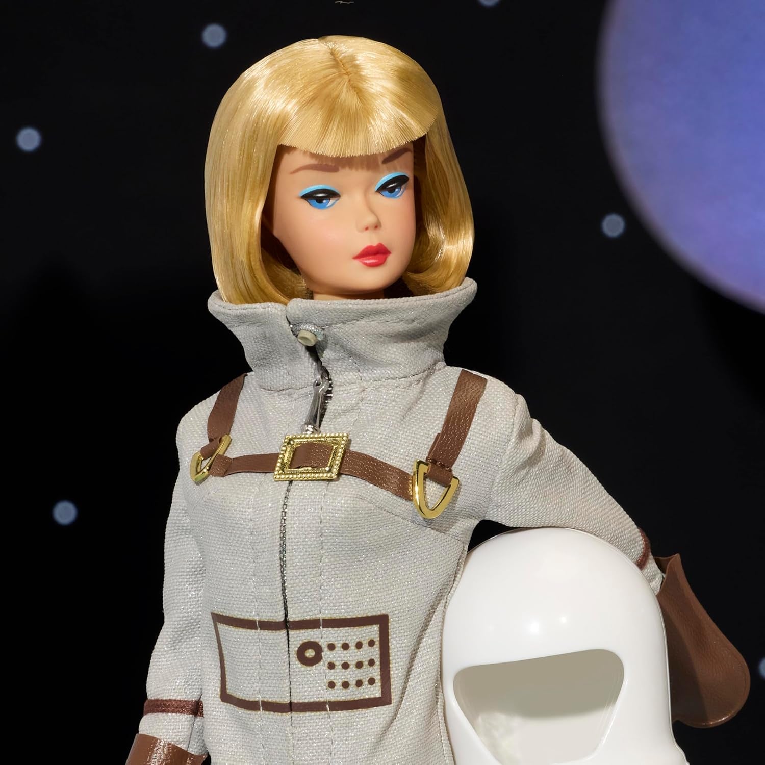 Mattel Barbie Miss Astronaut Sammlerpuppe mit silbernem Anzug, Weltraumstiefeln und Helmzubehör, Vintage-Reproduktion des Originals von 1965, JBJ48 Naty Shop Dolls