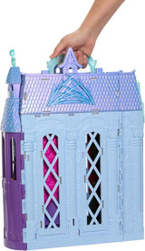 Mattel Disney Frozen – Castle Arendelle Puppenhaus (60 cm+) mit Elsa-Puppe, 4 Spielplätzen und 15 Stück Disney Frozen II Möbeln und Zubehör, HLW61