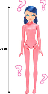 Bandai – Miraculous Ladybug – Puppe Marinette Farbwechsel-Überraschung – Miraculous-Gliederpuppe, 26 cm + 3 Überraschungen – zufälliges Modell – P50390 Puppen Naty Shop