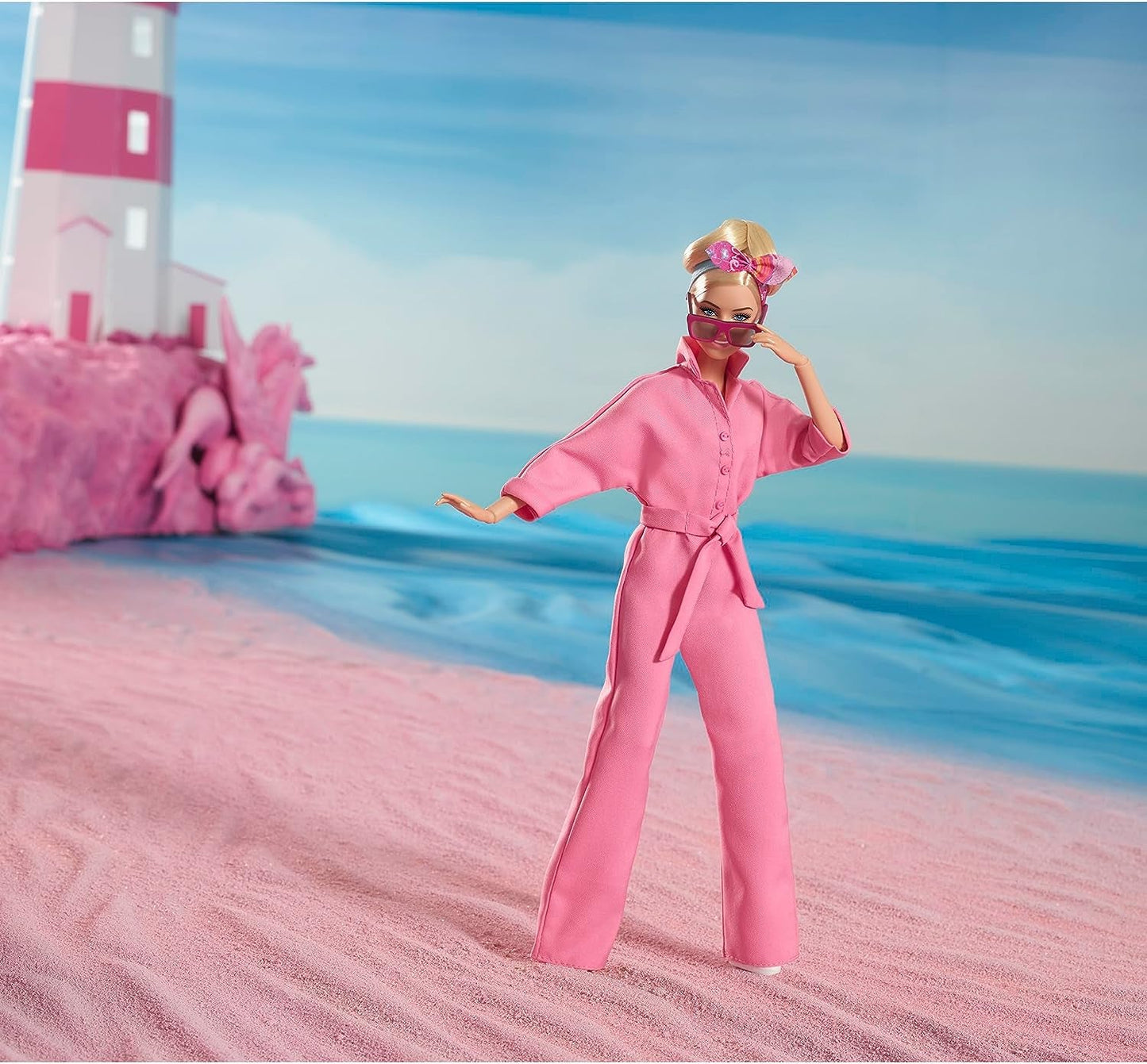 BARBIE THE MOVIE Margot Robbie – Puppe mit Kaugummi-Rosa Jumpsuit, Messy Updo, Sonnenbrille, Kopftuch, Wedge-Sneakers, Sammlerverpackung, für Kinder ab 3 Jahren, HRF29