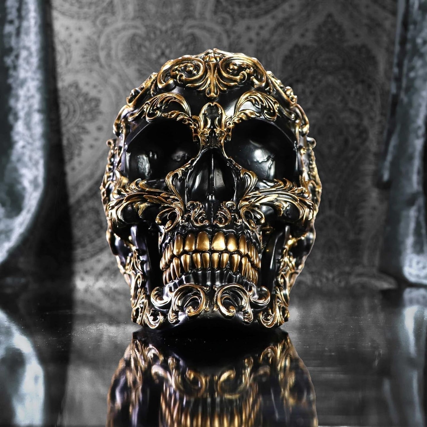 Renaissance-Schädel, 19 cm, Kunstharz, Schwarz und Gold, goldenes Barockmuster, schwarzes Totenkopf-Ornament, gotische Dekoration, gegossen aus feinstem Kunstharz, handbemalt von Experten. Statuetten und Skulpturen Naty Shop