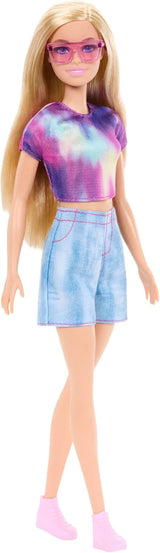 Barbie Mysteries: Malibu Beach Detectives-Puppe mit charakteristischem Outfit und Accessoires, einschließlich Sonnenbrille, JFV63