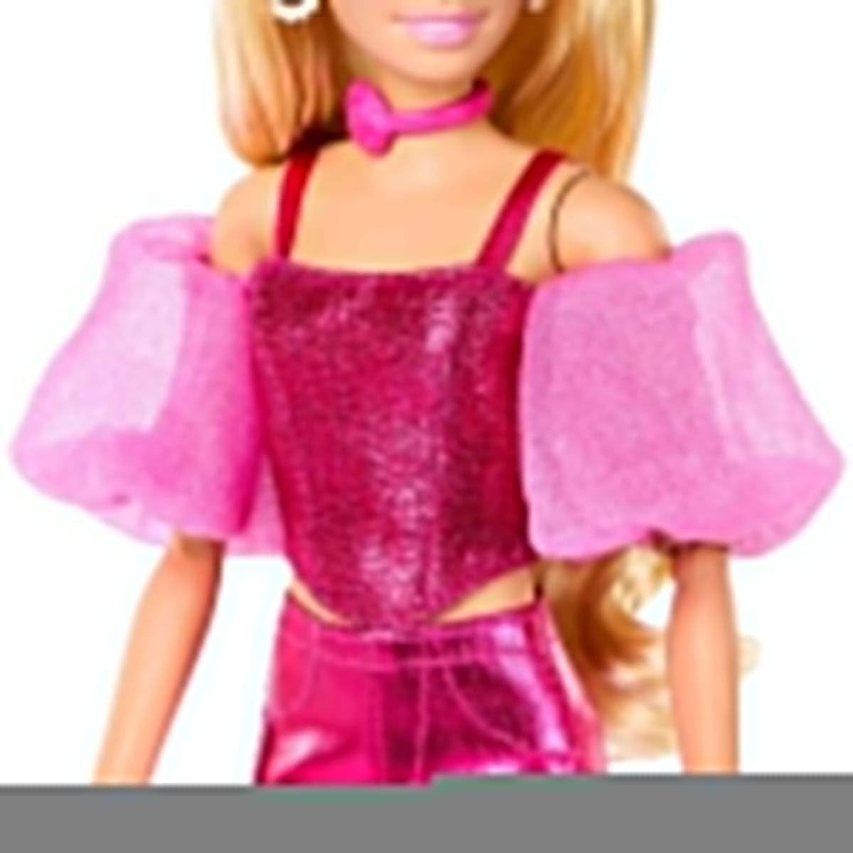 Barbie Deluxe Style Nr. 5-Puppe in einem metallischen rosa-blonden Outfit mit glitzerndem Oberteil und glitzernden Hosen, mit Accessoires wie einer rosa Halskette und einer Handtasche, JFP40