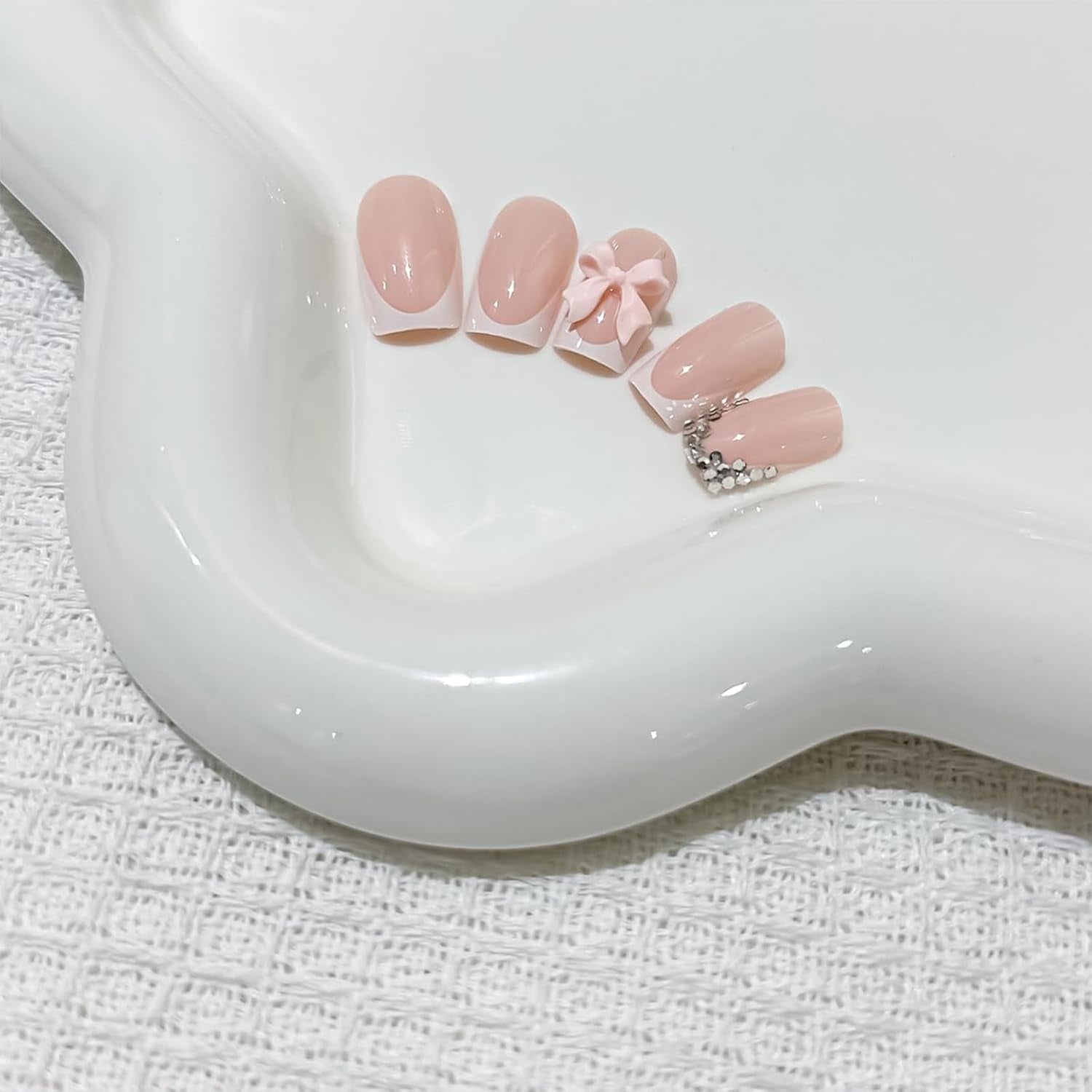 24 Stück rosa Diamant-Schleife, französische Maniküre-Tabletten, quadratische Nägel, Strass-Muster, nackte rosa künstliche Nägel, vollständige Abdeckung, Kleber, Maniküre