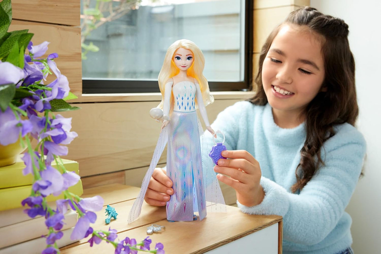 Mattel Disney Die Eiskönigin Elsa Modepuppen-Set, Spin & Reveal mit 11 Überraschungen, darunter 5 Zubehörteile, 5 Aufkleber und eine Spielszene, inspiriert vom Disney-Film, HTG25 Naty Shop Dolls