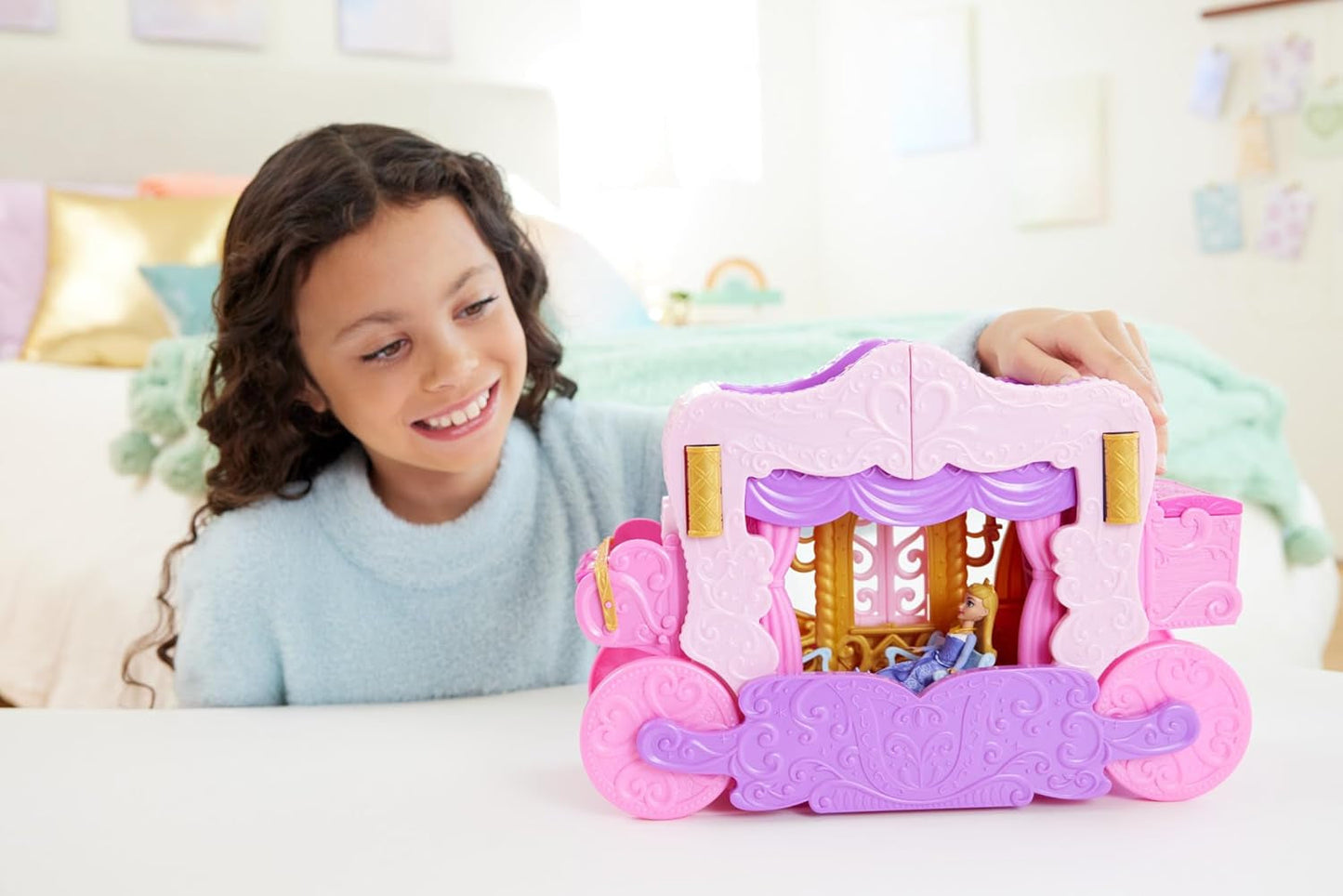 Mattel Disney Princess Verwandlungsspielset „Kutsche zum Schloss“ mit Aurora-Minipuppe, 3 Ebenen, 6 Spielbereiche, 4 Figuren, Möbel und Zubehör HWX17