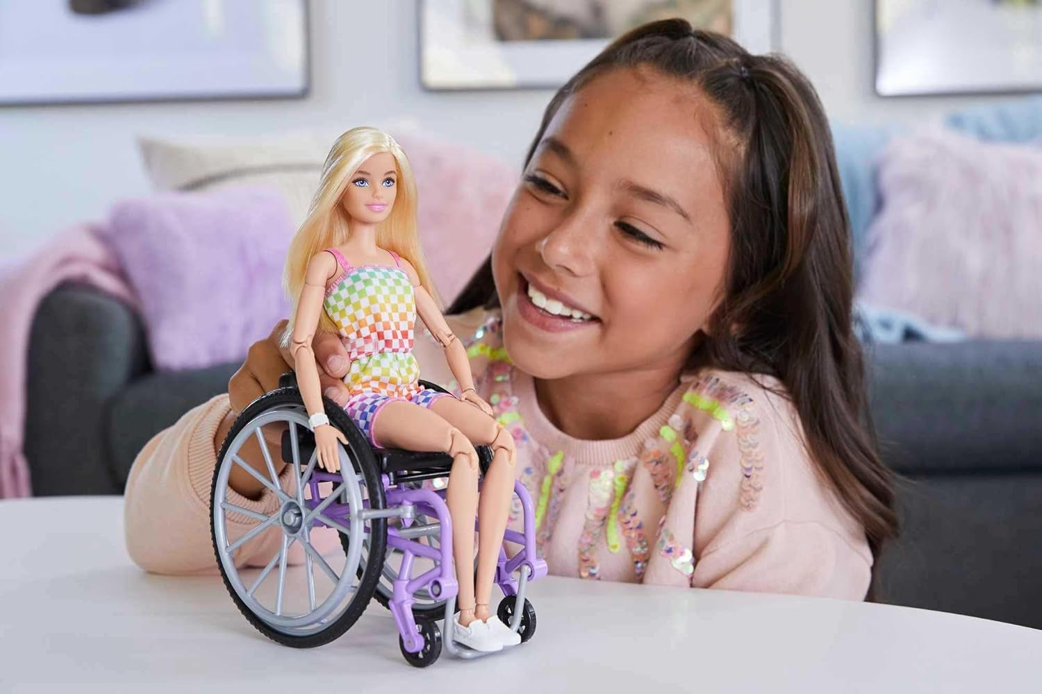 Barbie Fashionista-Puppe, blondes Haar und Regenbogen-Overall, inklusive Rollstuhl und Rampe, Puppengeschenk für Kinder, Spielzeug für Kinder ab 3 Jahren, HJT13