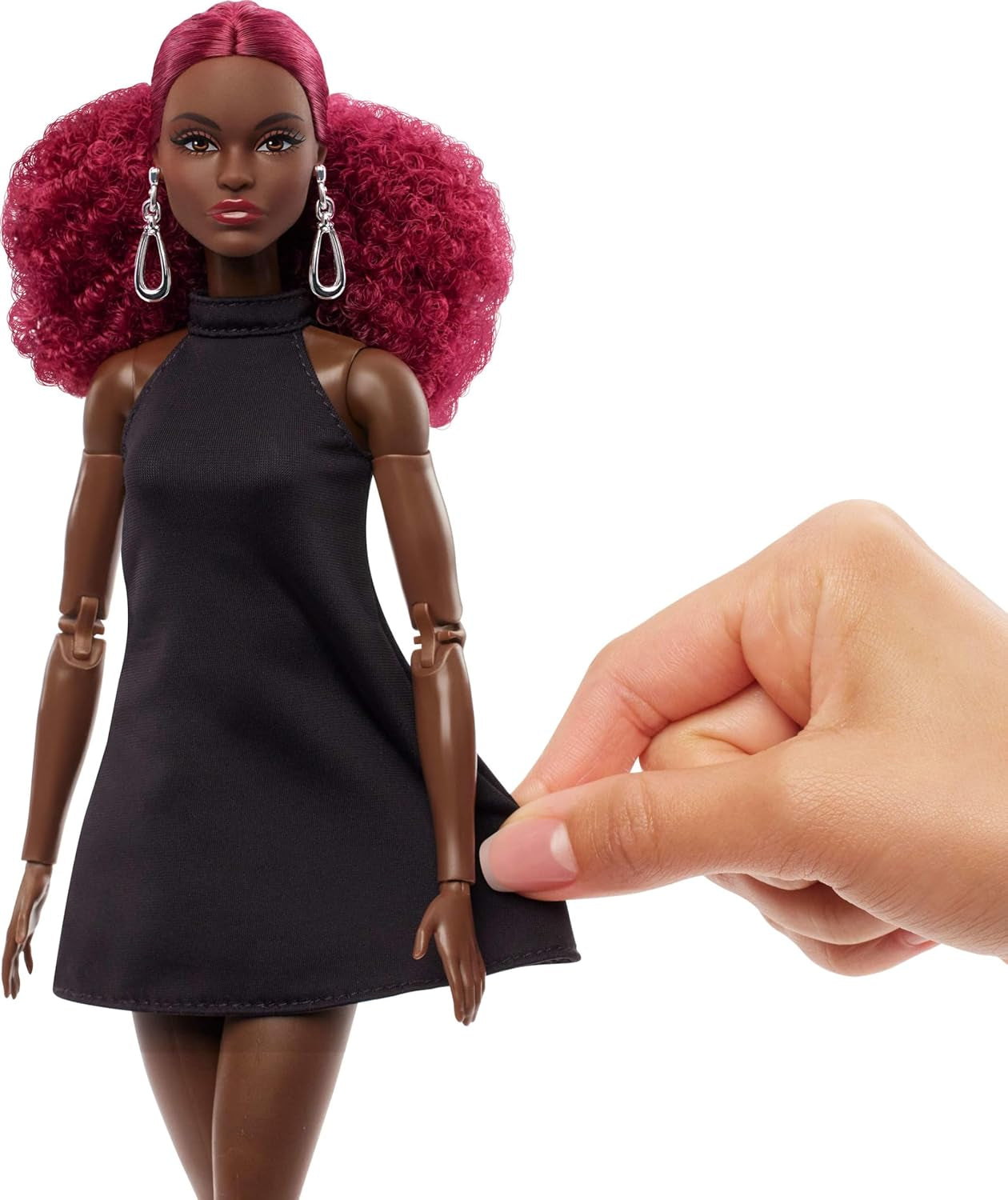 Barbie Basics Modell 3 Sammlerpuppe mit roten Locken, schwarzem Minikleid und Stiefeln, Einheitsgröße, großer beweglicher Körper und austauschbarer Kopf, JBH75