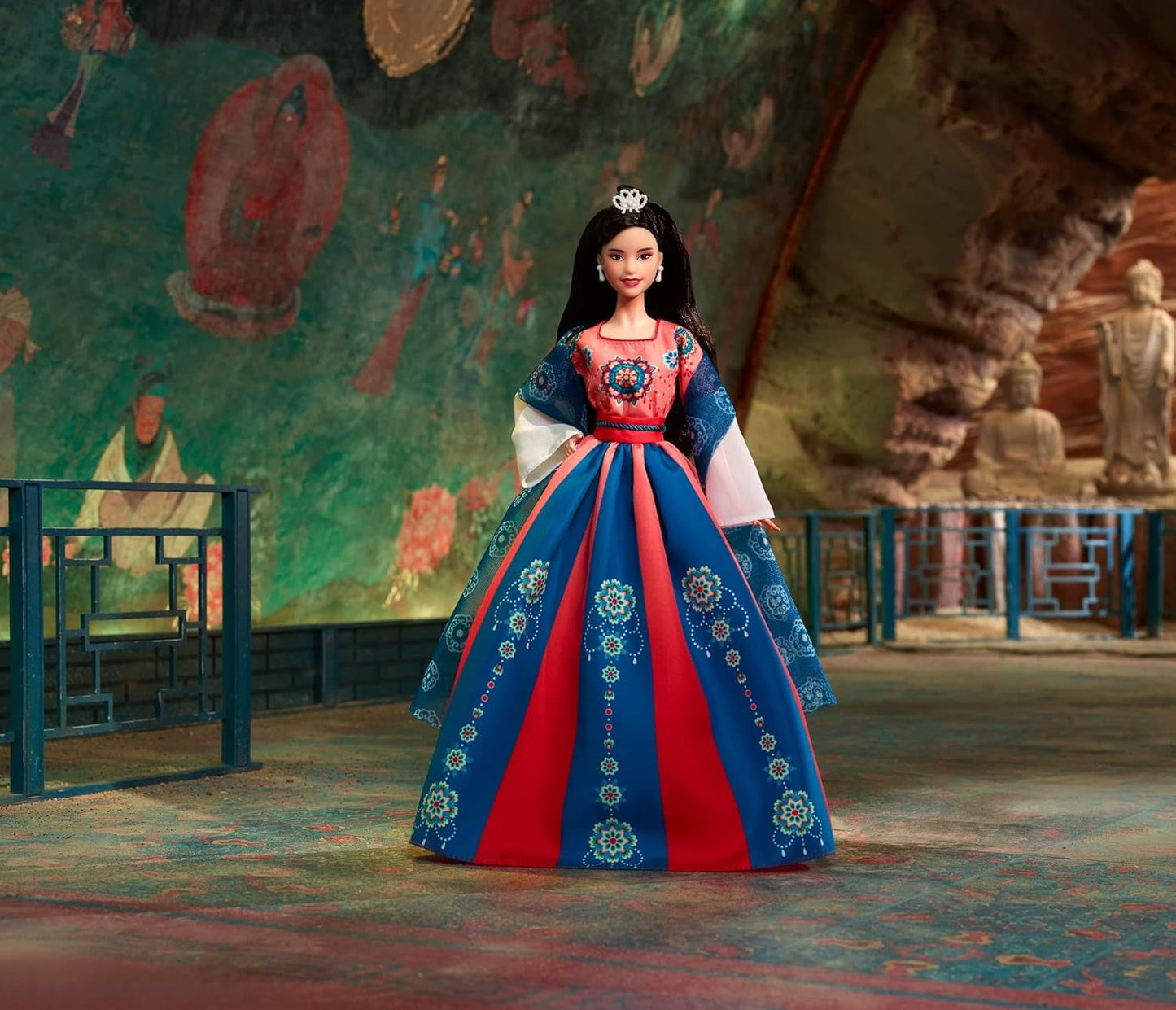 BARBIE Lunar New Year Puppe – Sammelfigur mit traditioneller Hanfu-Robe und chinesischem Druck, inspiriert von Dunhuang-Höhlenmalereien, einschließlich Puppenständer und Echtheitszertifikat, HJX35