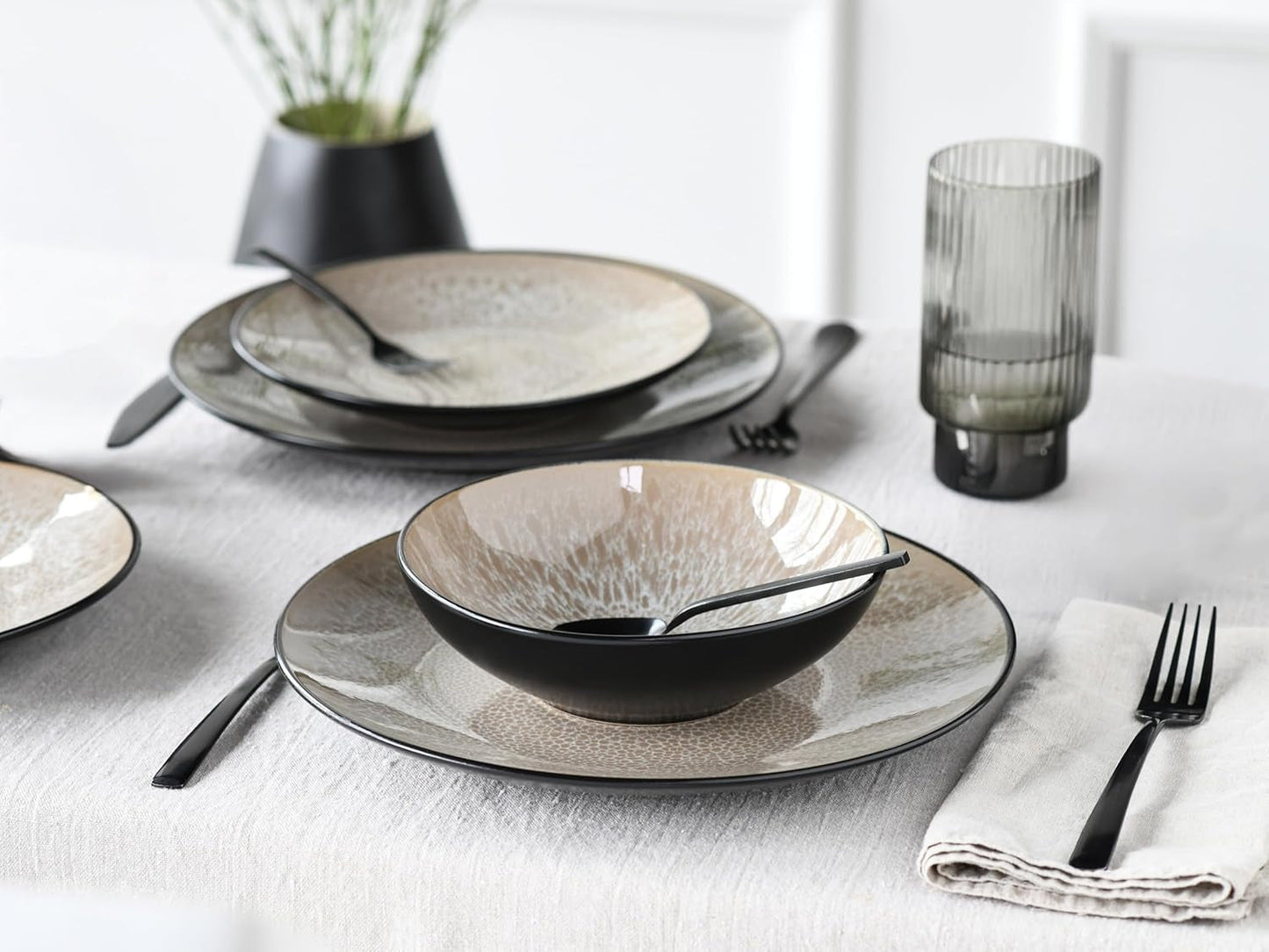 CreaTable, 24464, Serie Malmö Beige, 18-teiliges Tafelservice für 6 Personen, Tellerset aus Steingut, spülmaschinen- und mikrowellengeeignet, hochwertige Herstellung