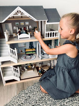 Small Foot Puppenhaus 3-stöckiges Stadthaus aus Holz mit offener Vorderseite und 12 Möbeln für Kinder ab 3 Jahren 11802 Weiß Grau Puppenhäuser Naty Shop