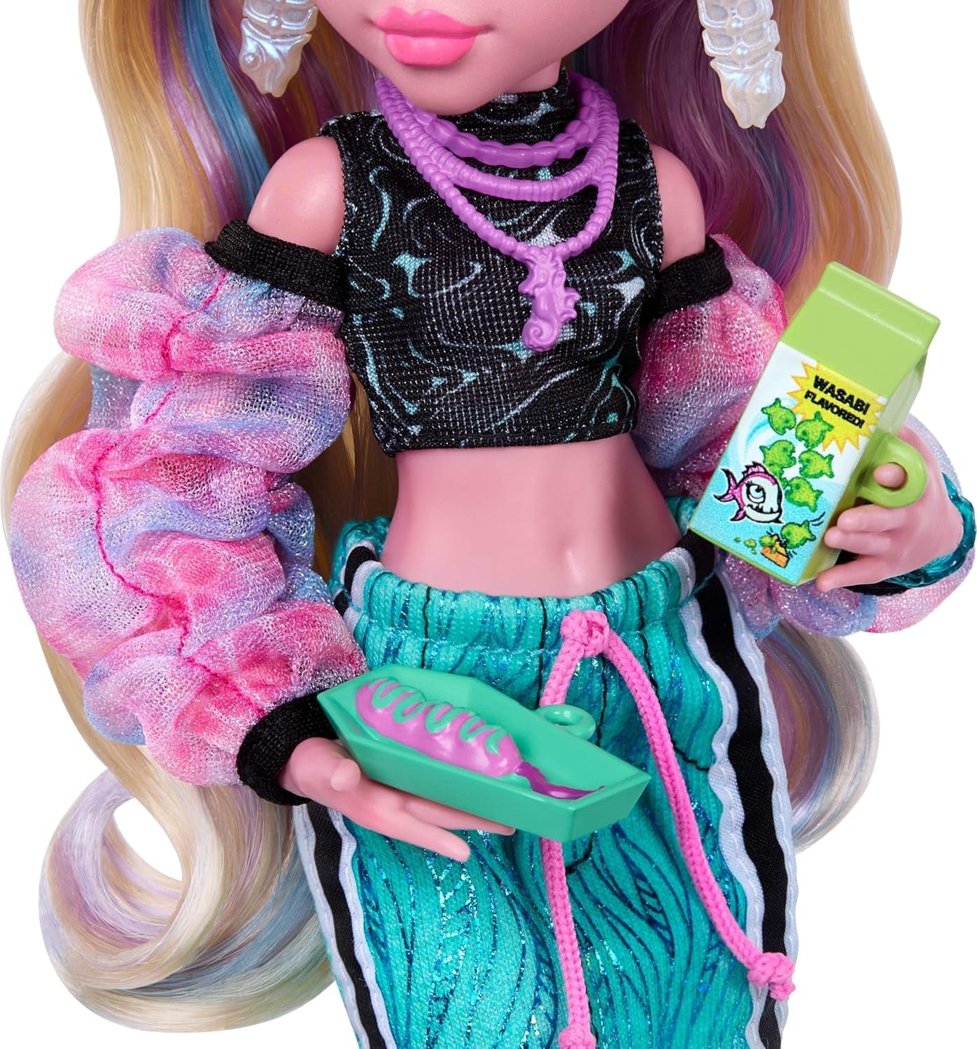 Monster High Lagoona Blue Neptuna Fish Short Top und Sport-Maxirock-Puppe mit 7 Accessoires, darunter Muschel-Sonnenbrille, Snack und Tasche, JHK33