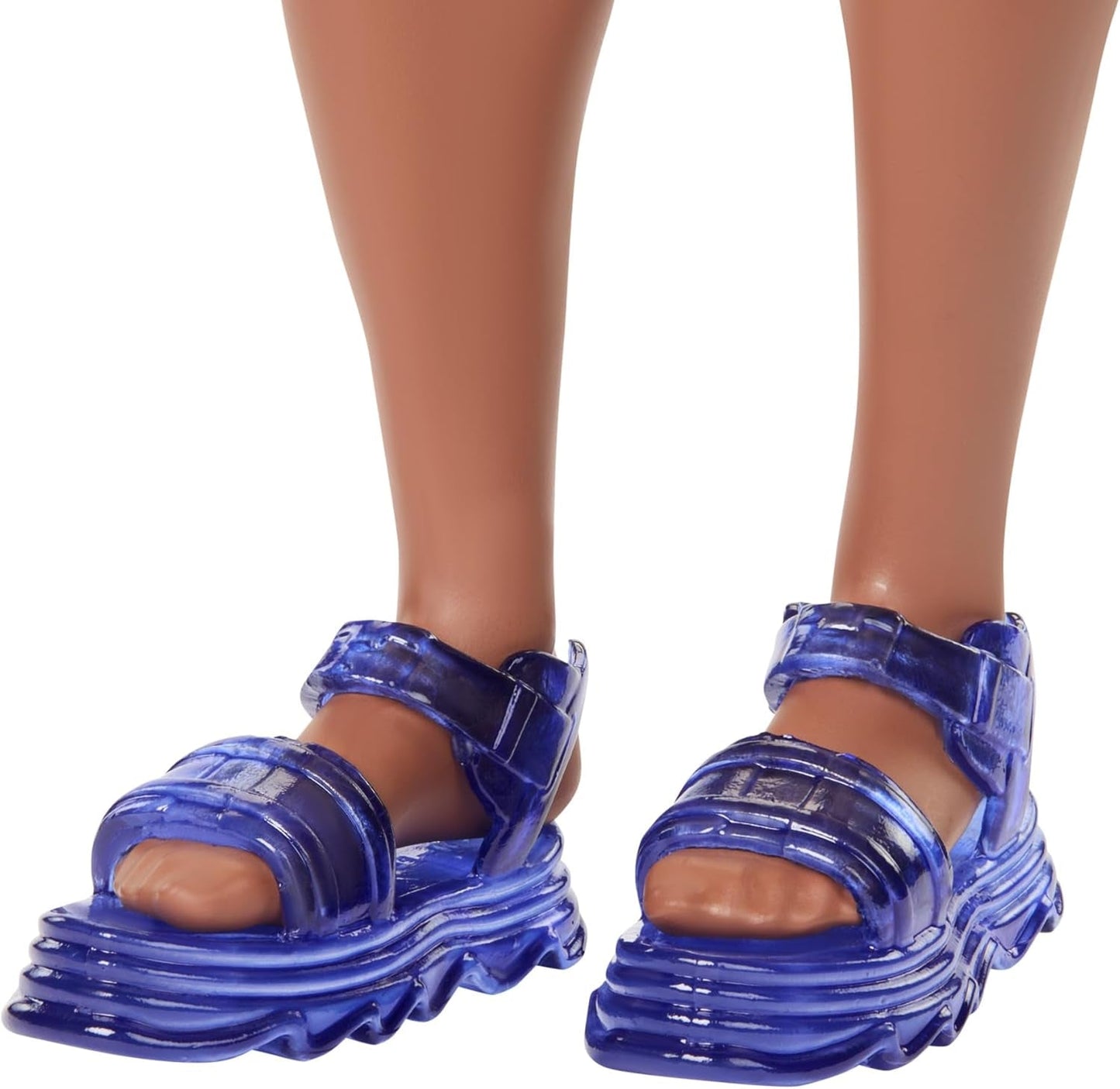 Barbie Fashionistas Ken Doll Nr. 220 Mit Trägern und weiter Körperform in einem abnehmbaren orangefarbenen gemusterten Hemd, Shorts und Plateausandalen, HRH23 Naty Shop Dolls