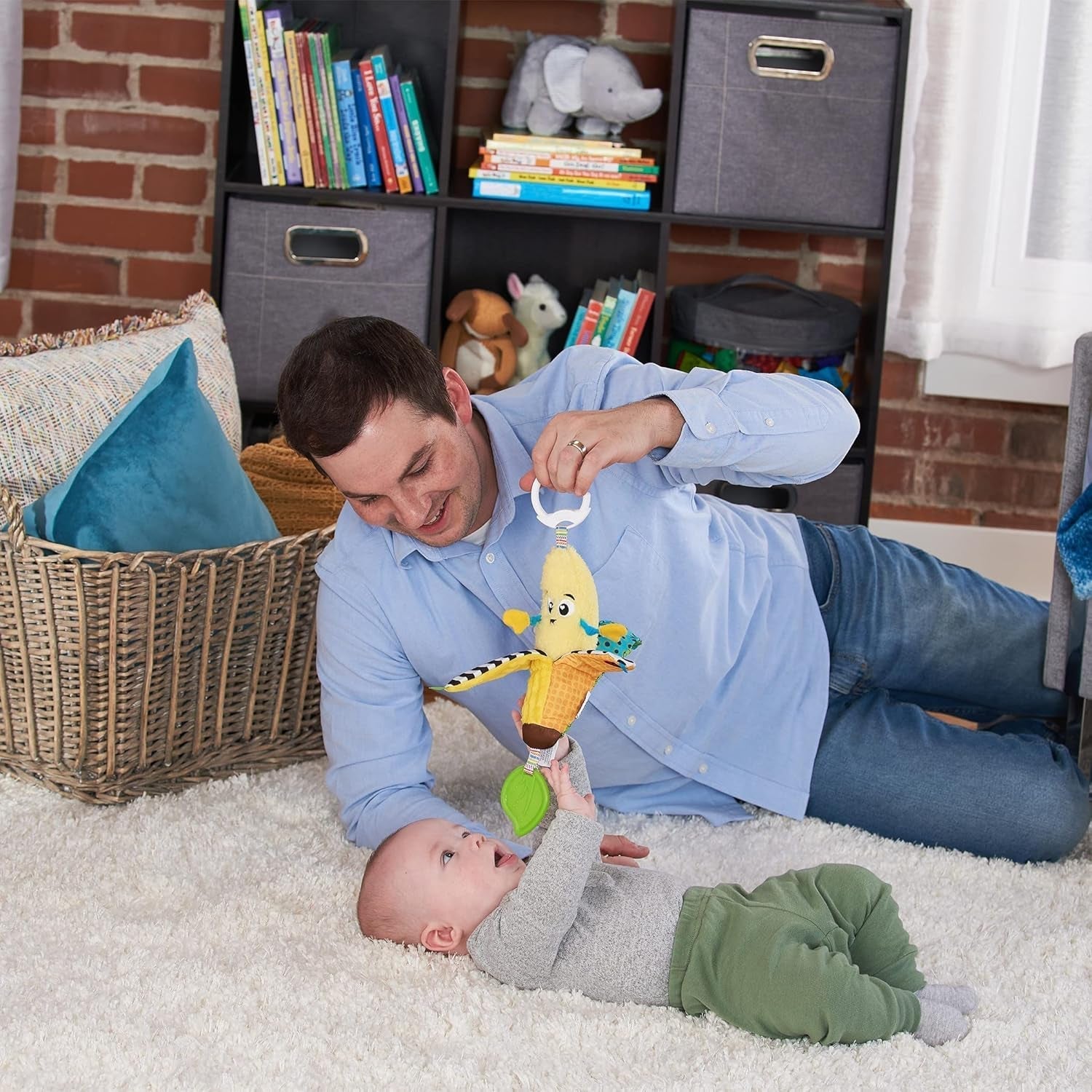 LAMAZE Bea die Banane, Clip-on-Kinderwagen und Kinderwagen-Neugeborenenspielzeug, sensorisches Babyspielzeug mit Farben und Geräuschen, Entwicklungsspielzeug für Jungen und Mädchen von 0–24 Monaten, gelbes Babyspielzeug Naty Shop