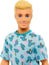 Barbie Ken Fashionistas-Puppe – T-Shirt mit Kaktus- und Palmenmuster, weiße Shorts und Turnschuhe, perfekt für Abenteuer mit Freunden und Spaziergänge in der Stadt, für Kinder ab 3 Jahren, HJT10 Naty Shop Dolls