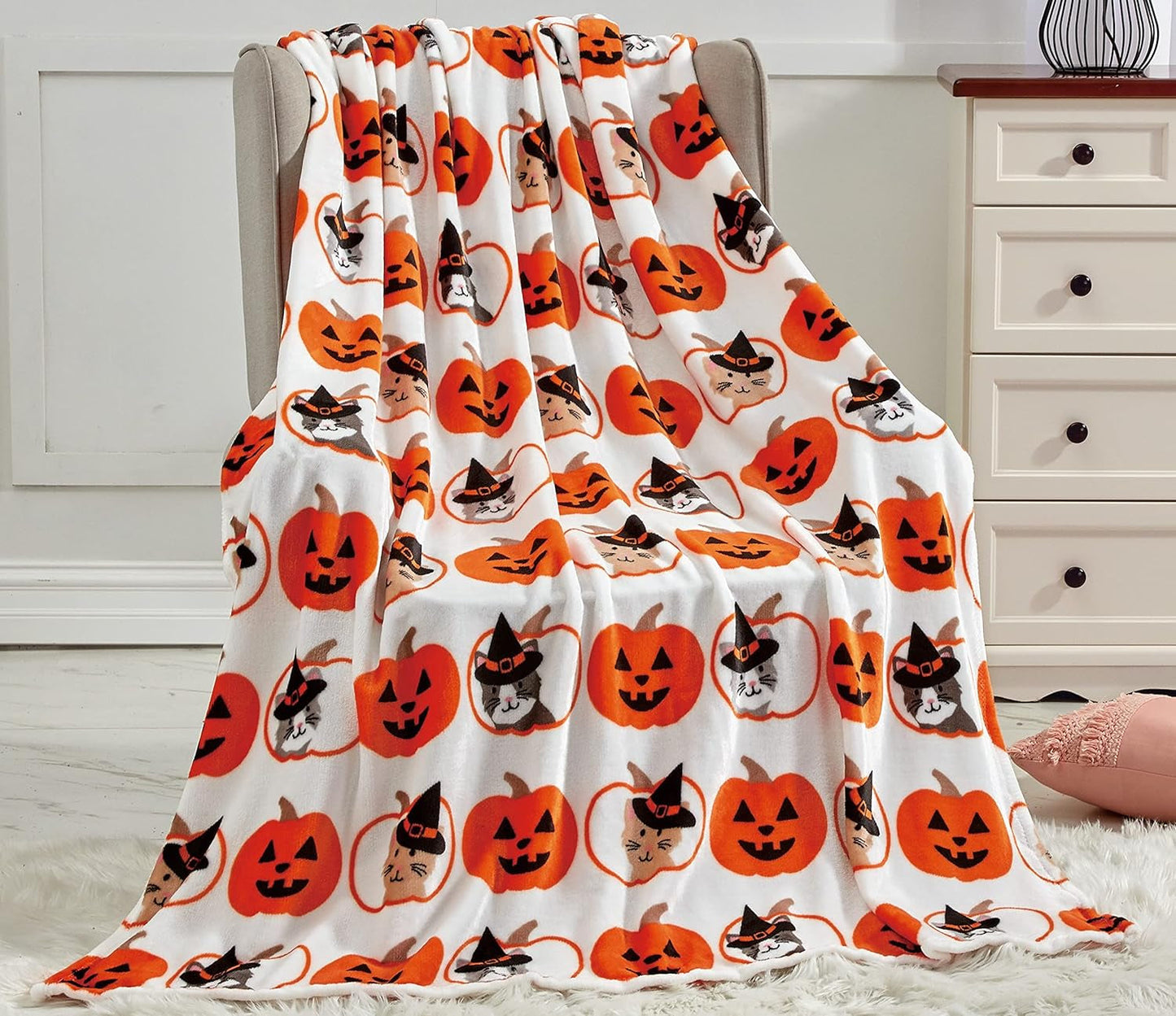 Elegant Comfort Leichte Halloween-Themendecke, weich, gemütlich und plüschig, perfekt zum Entspannen in dieser gruseligen Jahreszeit, 127 x 152,4 cm, Skull and Bones-Betten und -Bezüge Elegant Comfort Pumpkin Cats 50 x 60