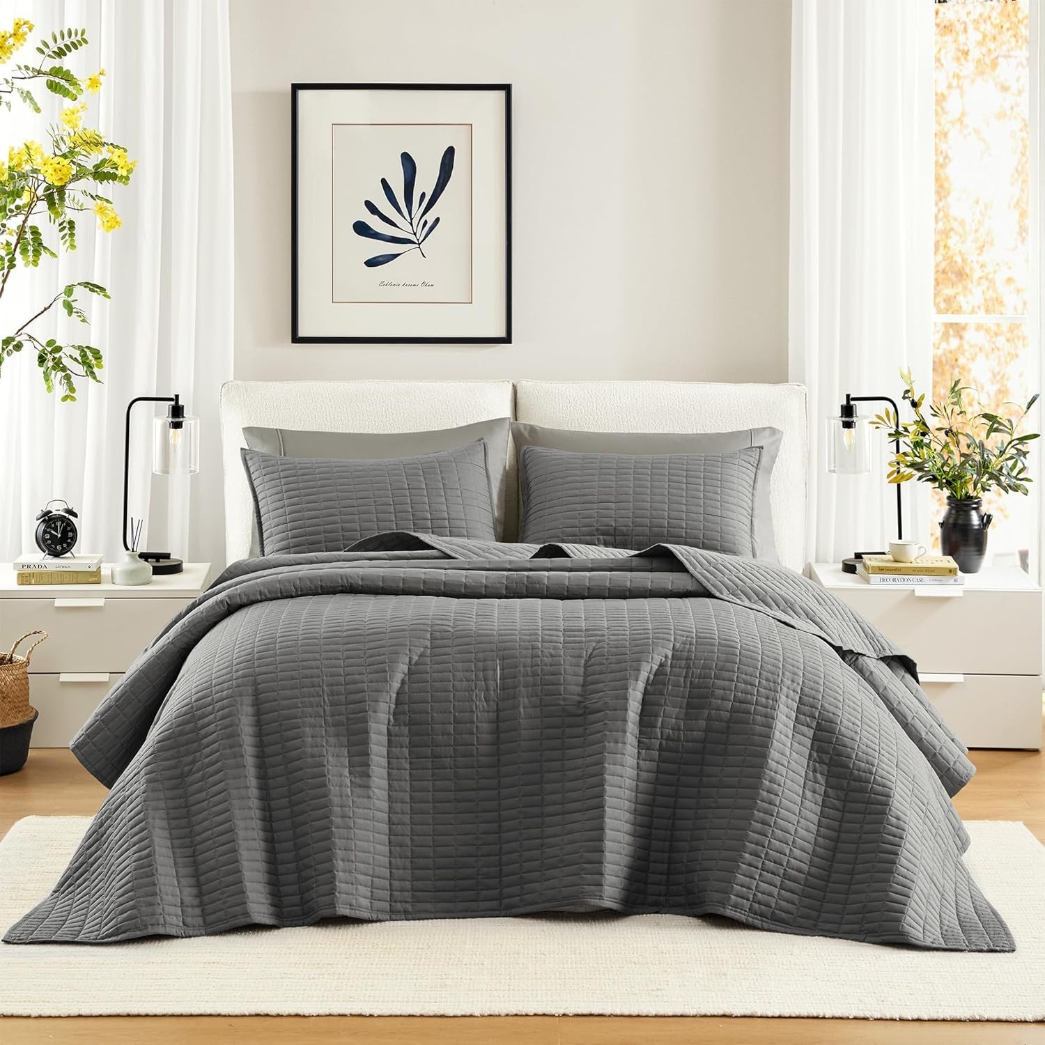 Comfort Spaces Kienna Steppdecken-Set, luxuriöse Doppelstich-Sommerdecke, leichte, weiche Ganzjahresbettwäsche, passende Kissenbezüge, weiße Decke für King-Size-Betten (264,2 x 228,6 cm), Naty Shop Quilts & Quilts, dunkelgraue, übergroße King-Tagesdecke (120 x 118 Zoll)