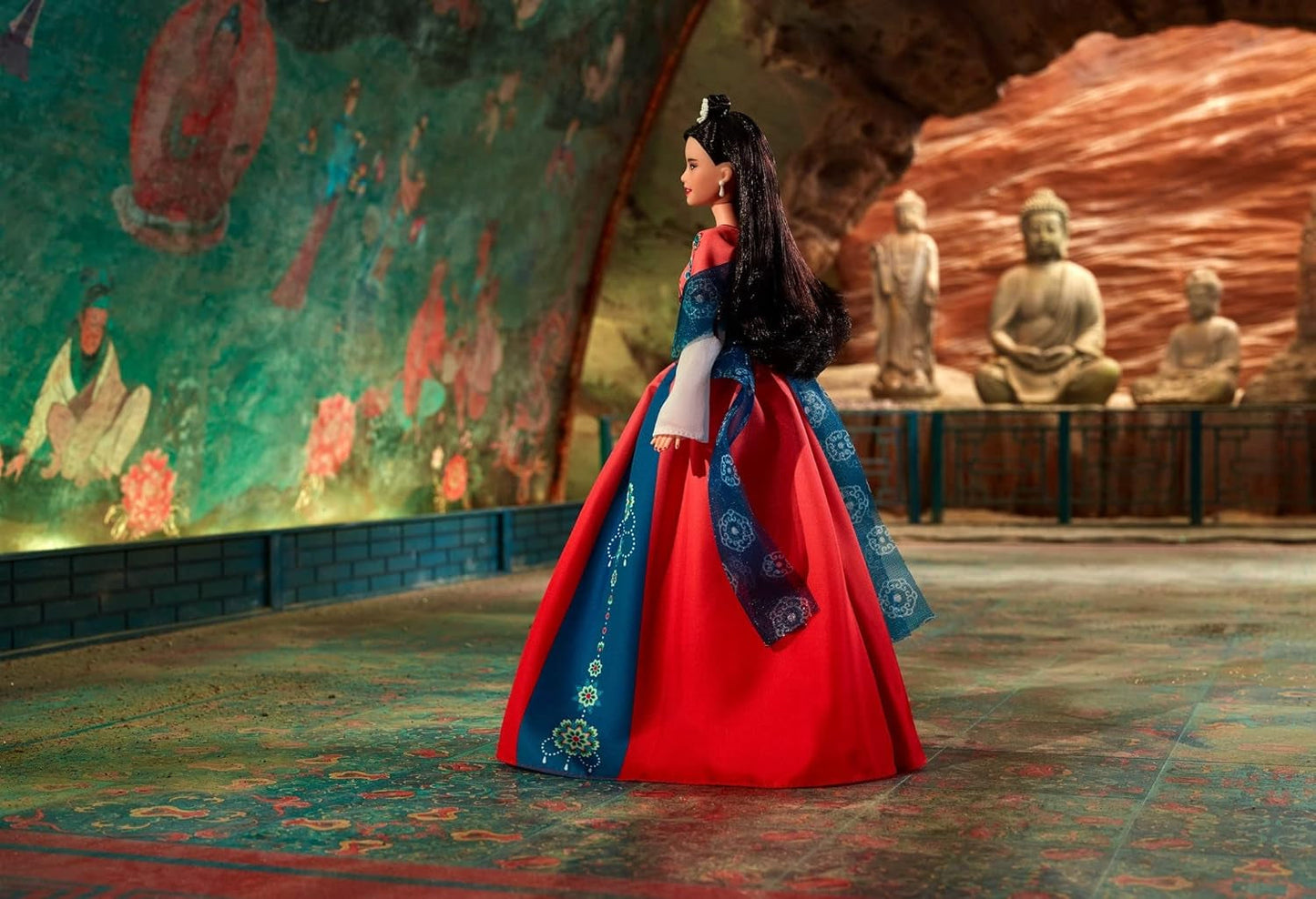 BARBIE Lunar New Year Puppe – Sammelfigur mit traditioneller Hanfu-Robe und chinesischem Druck, inspiriert von Dunhuang-Höhlenmalereien, einschließlich Puppenständer und Echtheitszertifikat, HJX35