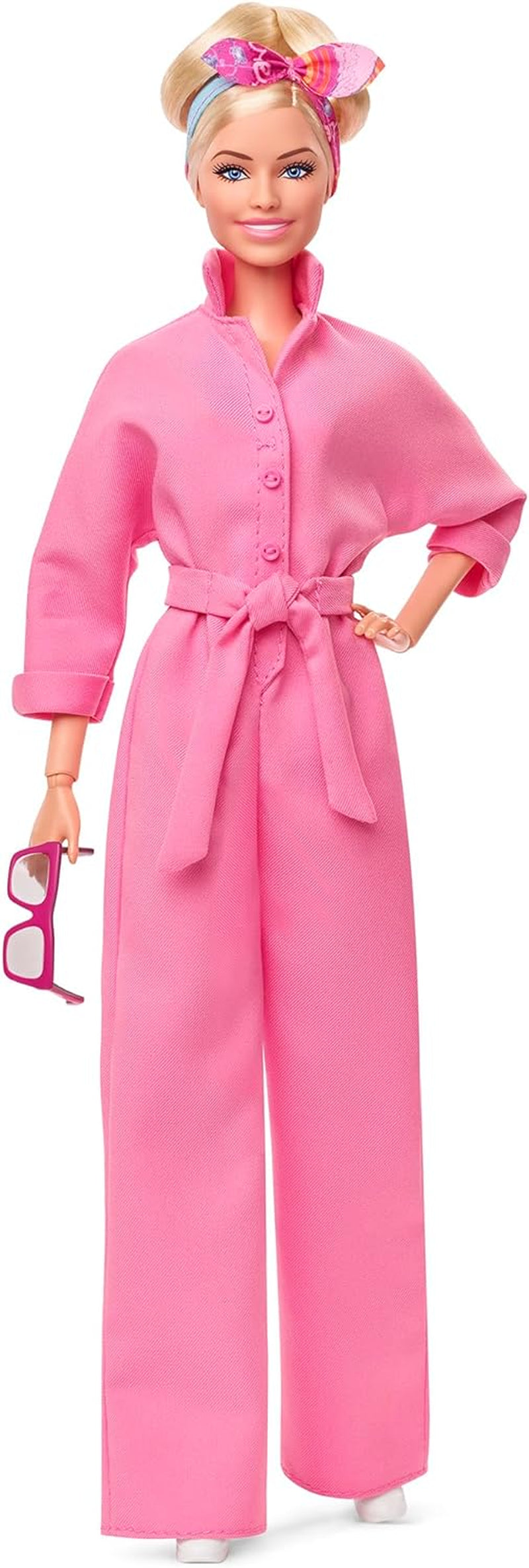 BARBIE THE MOVIE Margot Robbie – Puppe mit Kaugummi-Rosa Jumpsuit, Messy Updo, Sonnenbrille, Kopftuch, Wedge-Sneakers, Sammlerverpackung, für Kinder ab 3 Jahren, HRF29