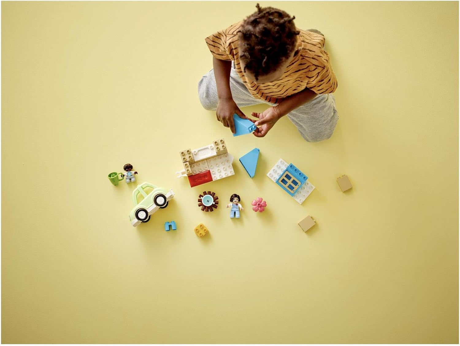 LEGO 10986 DUPLO Zuhause auf Rädern, Spielzeugauto mit großen Steinen, Figuren und Spielzeugauto für Jungen und Mädchen ab 2 Jahren, fördert die Feinmotorik. Bausets Besuchen Sie den LEGO-Store