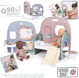 Smoby – Babypflege Puppenkindergarten – Puppenspielzentrum Kindergarten + Kindergarten Alltag – Zusammenklappbarer Spielbereich mit 360°-Drehung – 6 Zubehörteile – Hergestellt aus 90 % recyceltem Material in Frankreich, ab 3 Jahren