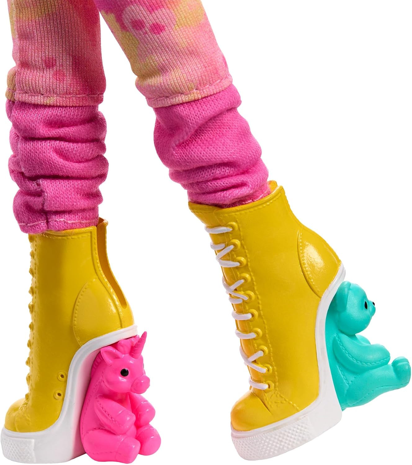 Monster High Wednesday Puppe und Zubehör, Enid Sinclair Sammelfigur in Rosa mit Baskenmütze und Rucksack, Puppenständer, HXJ05 Naty Shop Dolls