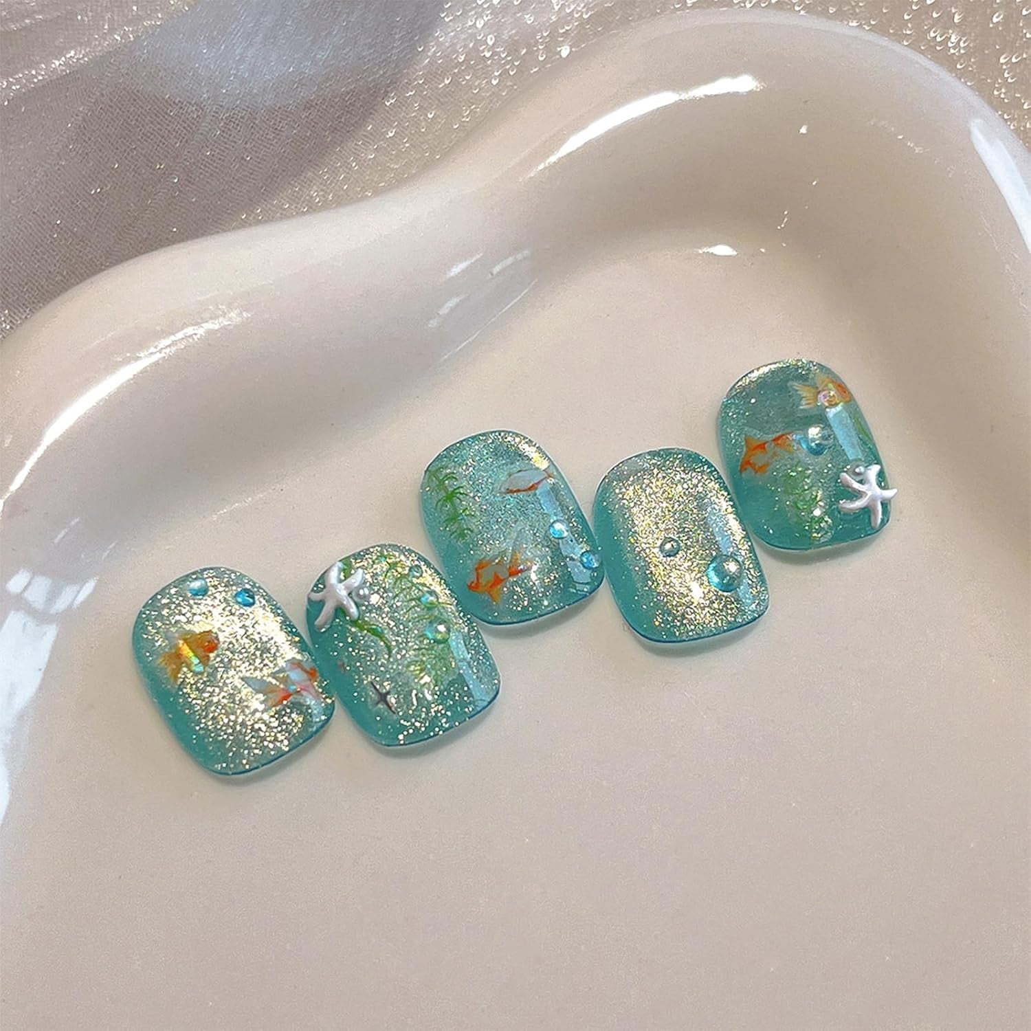 2 Stück selbstklebende Nagelsticker mit Muscheleffekt, Vierstrahlstern und Goldfisch-Design, Nagelaufkleber für Fingernägel, Nail Art Zubehör für Gelnägel