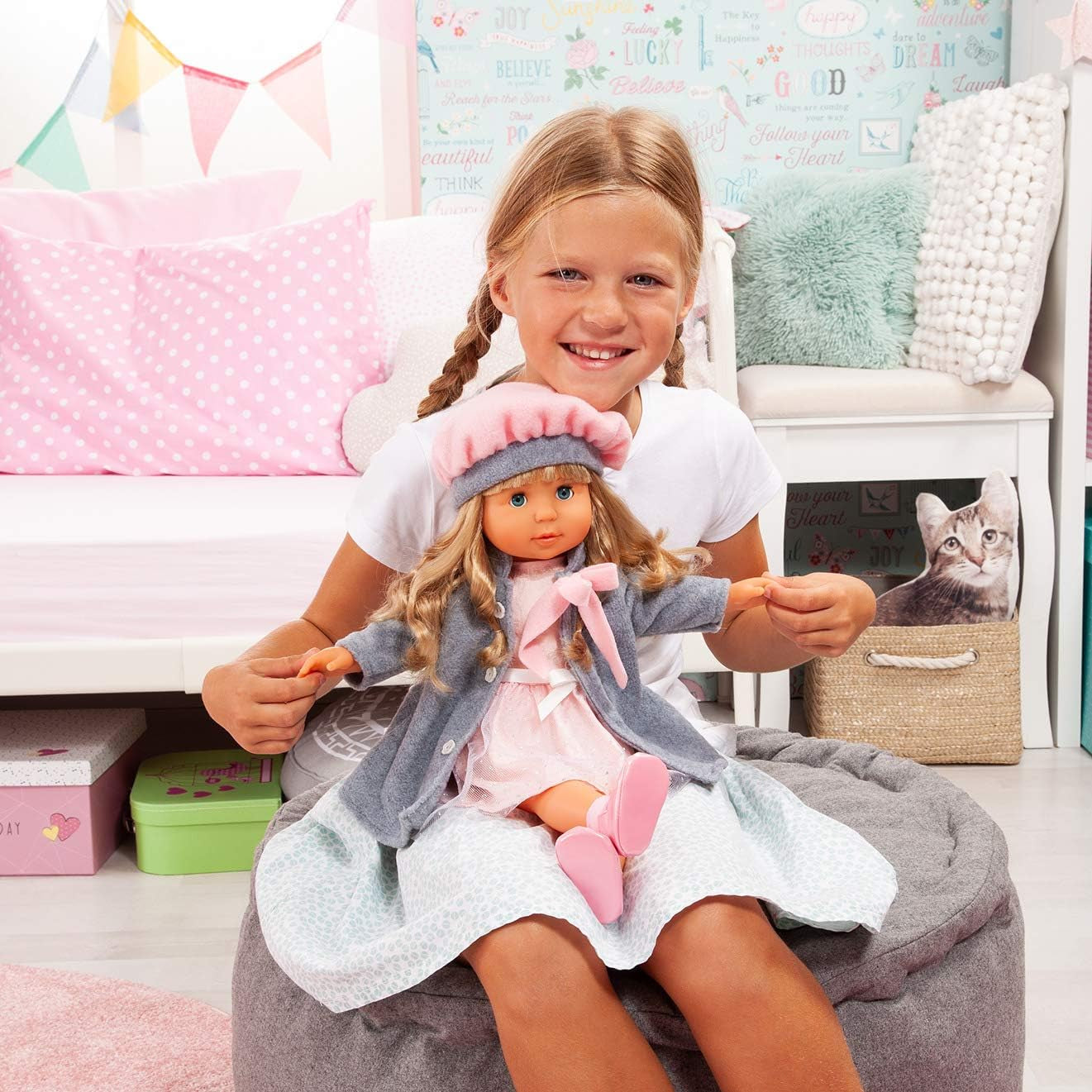 Bayer Design 94635AX Funktionspuppe Charlene mit verschlafenen Haaren und Augen, spricht und singt 90 Sätze, 2 Gedichte und 8 Lieder, 46 cm, Puppe mit mehreren Accessoires, 1,30 kg, Rosa, Grau