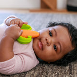 Infantino Lil' Nibbles, Beißring aus strukturiertem Silikon, BPA-freies Baby-Beißspielzeug, weich, leicht zu halten, sensorische Stimulation für Kleinkinder, Karotte