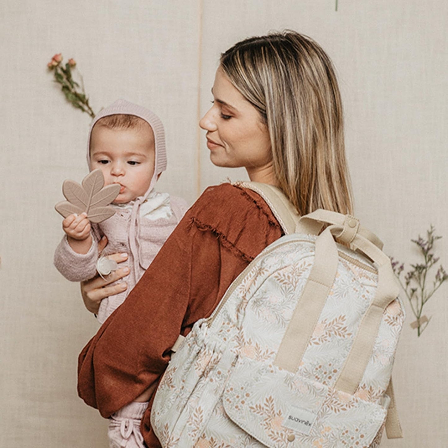 Suavinex, einteiliger Beißring aus Silikon. Weich, flexibel, sicher. Beruhigt und beruhigt das Zahnfleisch des Babys. Ergonomisch, griffig, strukturiert/reliefiert. Design mit Wald, Poesie, Grün