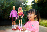 Barbie Fashionistas-Set mit 2 Modepuppen und 6 Accessoires, Barbie- und Ken-Rollschuh-Modepuppen, Sammelfiguren zum 65-jährigen Jubiläum, HXK90