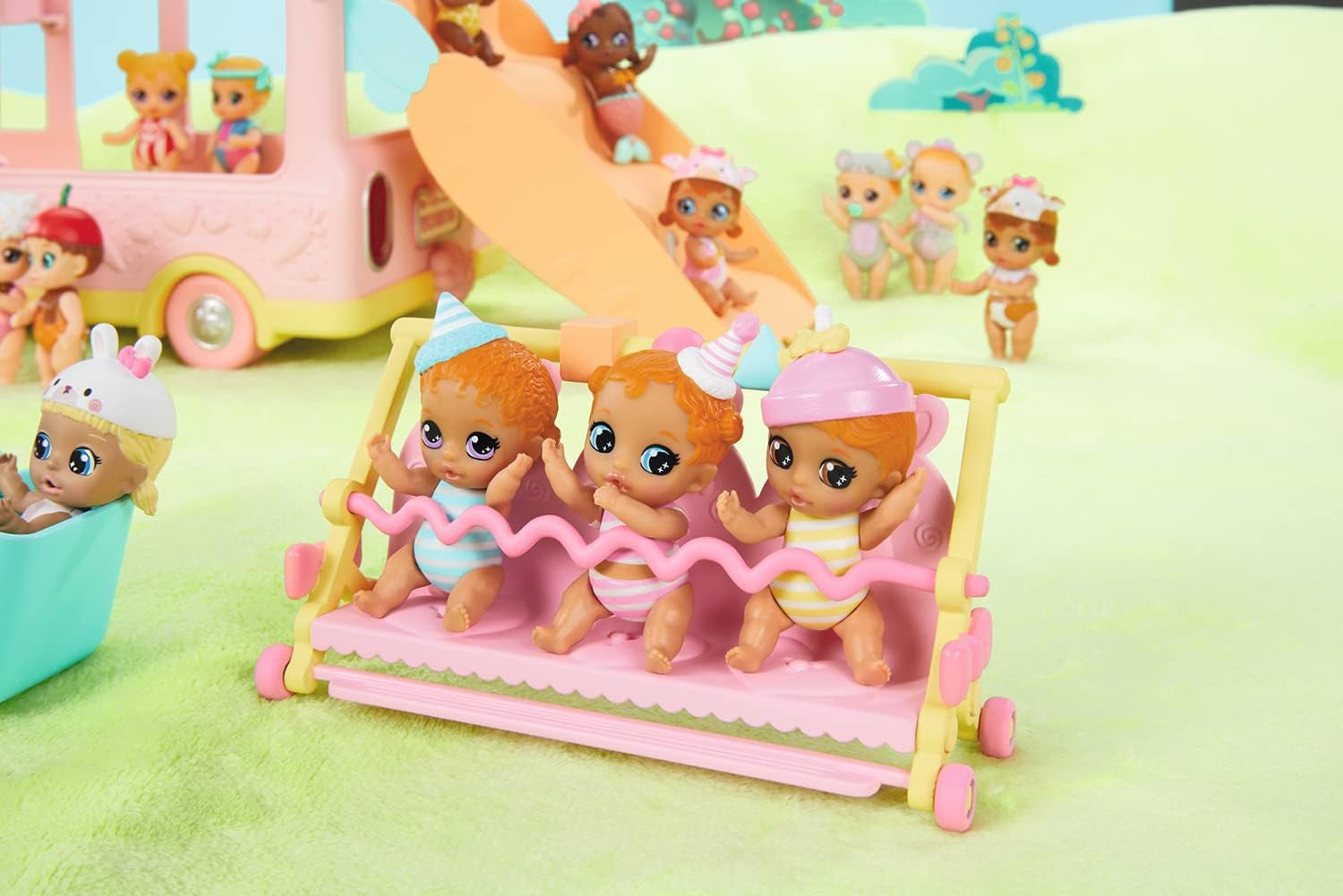 BABY born 904763 Baby Surprise Bus – pinkfarbener Mini-Puppenspielzeugbus mit 2 exklusiven Puppen, Dreifach-Kinderwagen, Schaukel, Karussell, Rutsche und Dreifachschaukel.