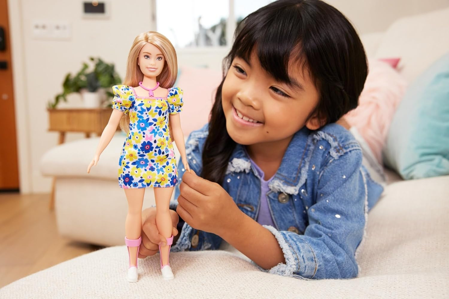 Barbie Fashionistas-Puppe, entwickelt mit der National Down Syndrome Society, mit blonden Haaren und einem modernen Outfit in einem Blumenkleid und weißen Turnschuhen, ab 3 Jahren, HJT05
