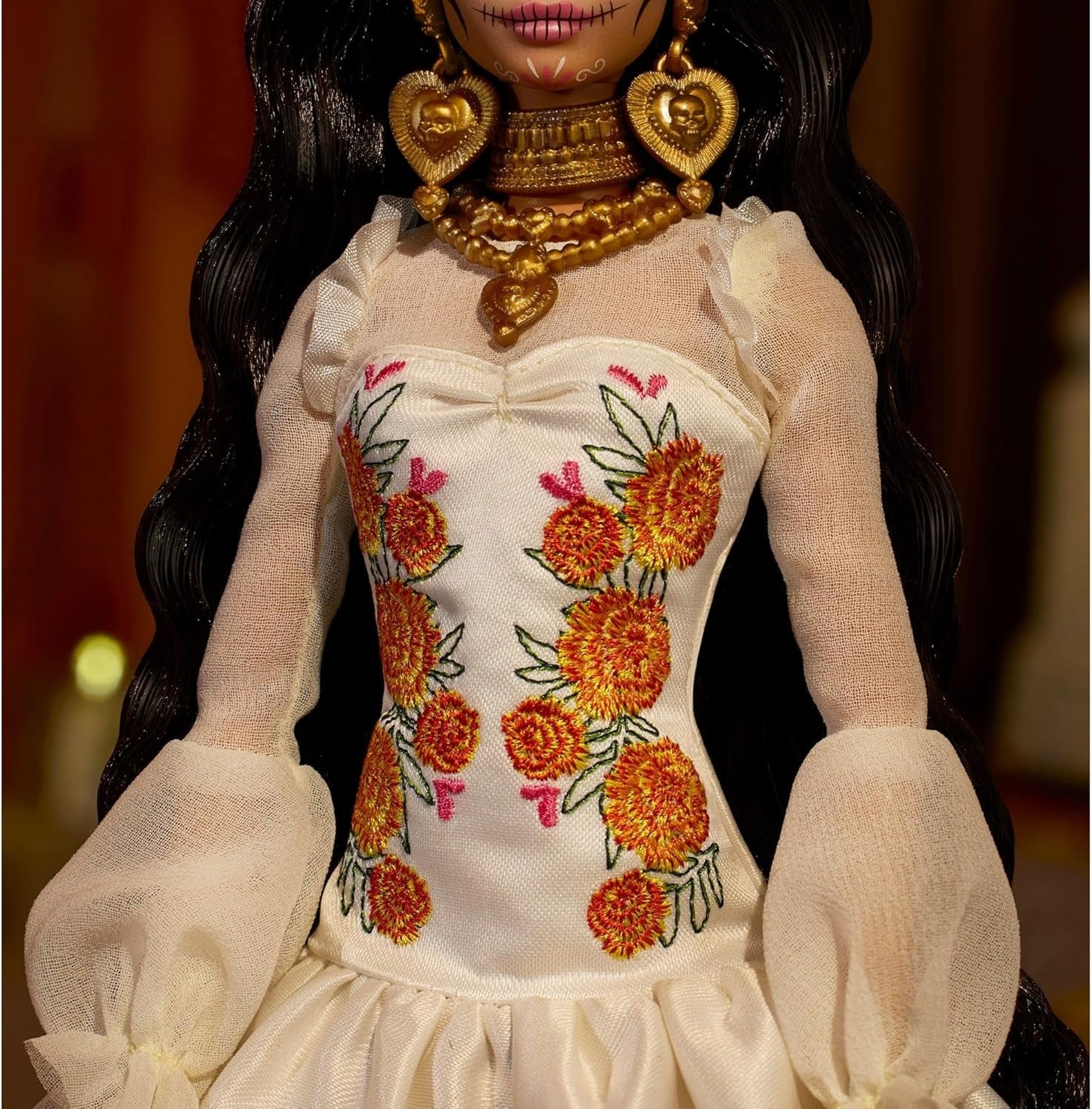 Barbie Signature Day of the Dead 2025-Puppen-Sammelfigur in cremefarbenem Kleid mit Rüschen, Ringelblumen und Schleifen, Blumenkrone im Haar und Calavera-Gesichtsbemalung, JBJ05