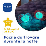 MAM Schnuller ab 6 Monaten (2er-Pack) MAM 6–16 Monate, leuchtet im Dunkeln mit Gummisauger, 2er-Pack mit sterilisierendem Schnullerhalter, Hellblau/Hellblau