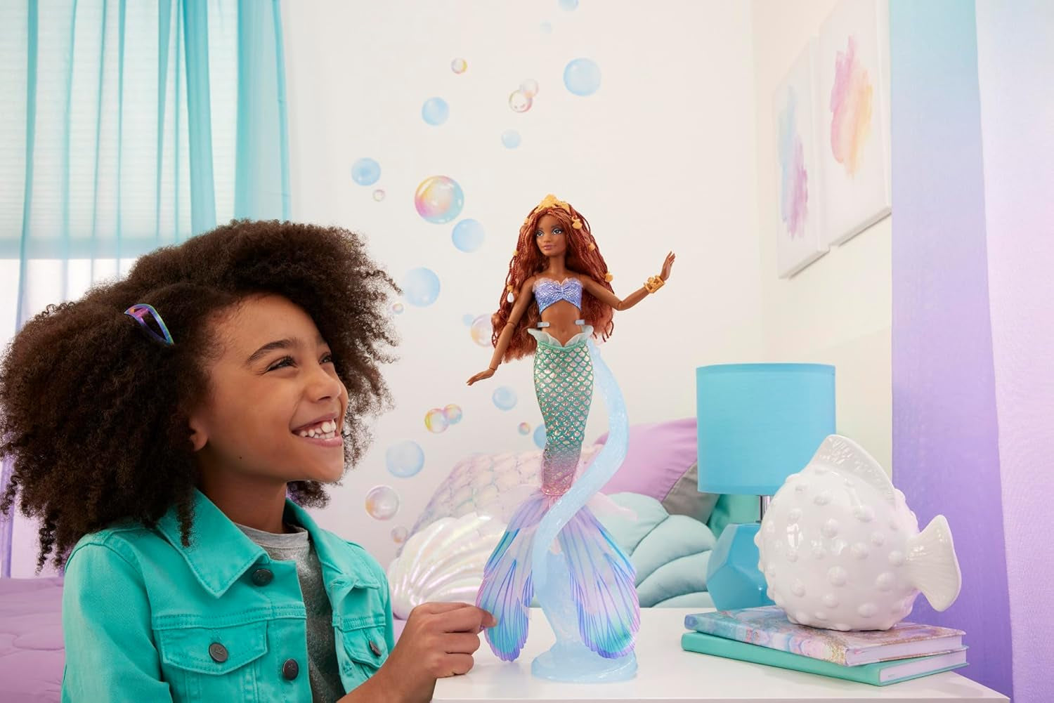 Mattel Disney Arielle, die kleine Meerjungfrau – Deluxe-Meerjungfrau-Puppe mit Haarperlen und Puppenständer zum fantasievollen Spielen und Präsentieren, für Kinder ab 3 Jahren, HNF42