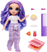 Rainbow High Junior High PJ Partypuppe – Violett – 22 cm mit weichem Overall, Hausschuhen und Spielzubehör – Kinderspielzeug – Ideal für 4–12 Jahre