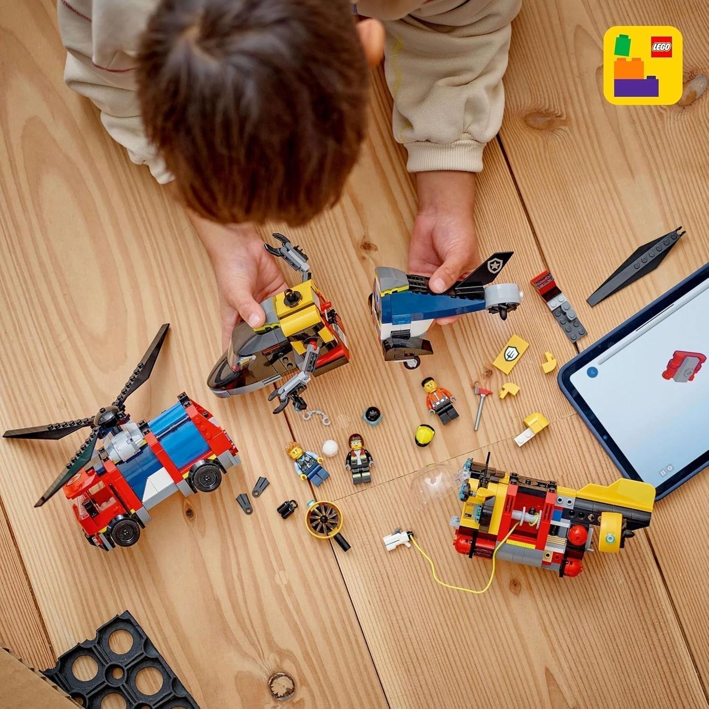 LEGO City Combo-Set mit Hubschrauber, Löwenauto und U-Boot sowie 3 Minifiguren – baubare Spielzeugfahrzeuge für Jungen und Mädchen ab 7 Jahren – Geburtstags- und Weihnachtsgeschenk 60462 Bausets Besuchen Sie den LEGO-Store
